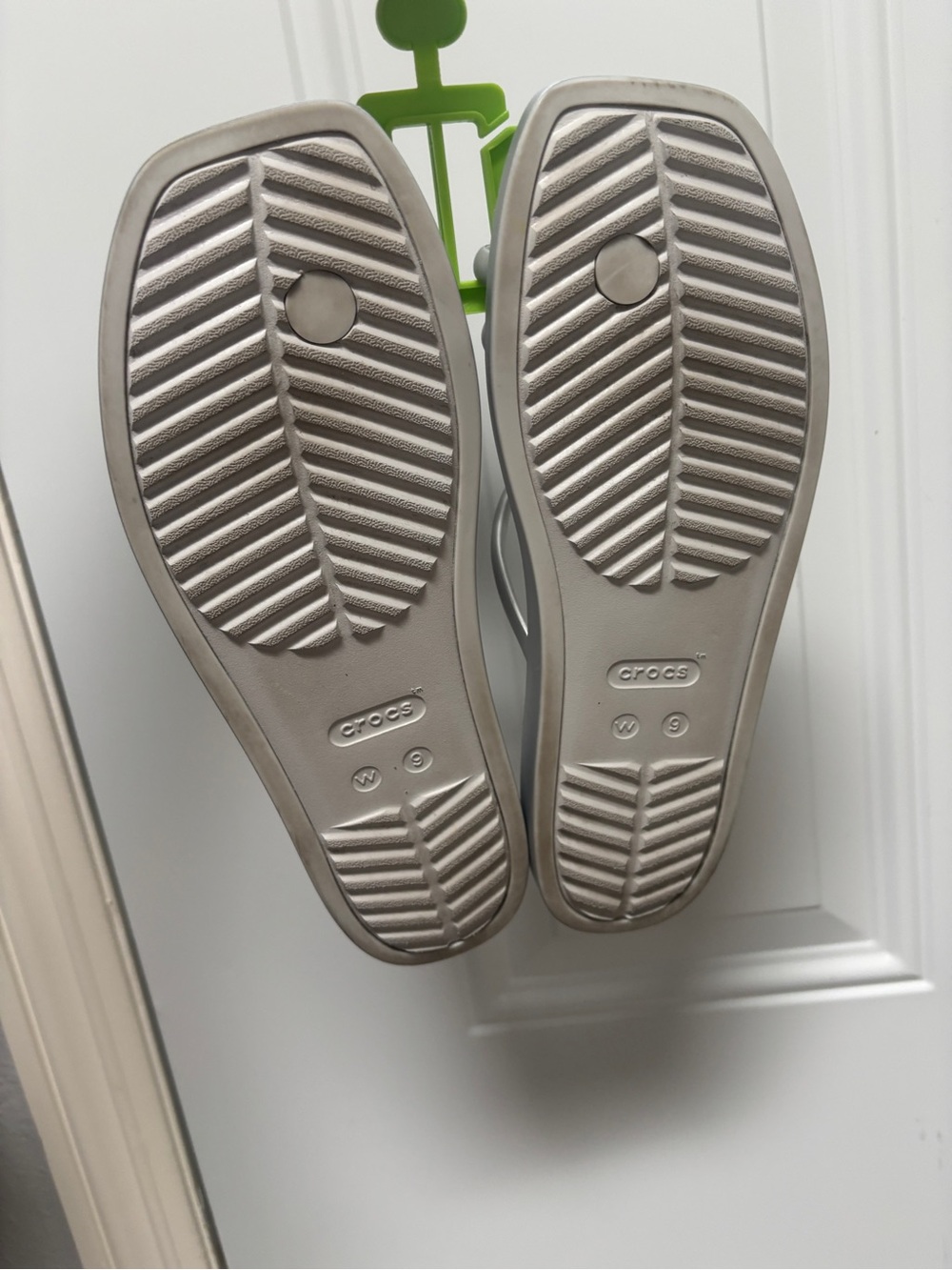 Crocs Silver miami toe loop Sandals Women's Lightweight Flip - Picture 3 of 3
